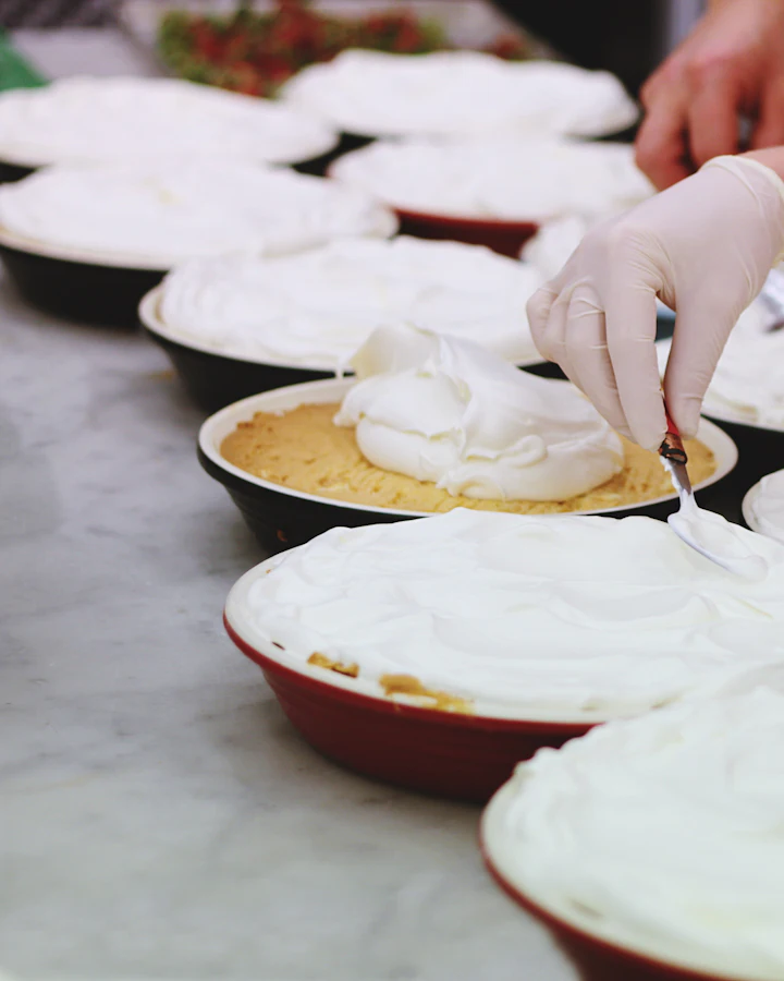 Dressage de tartes à la crème en pâtisserie