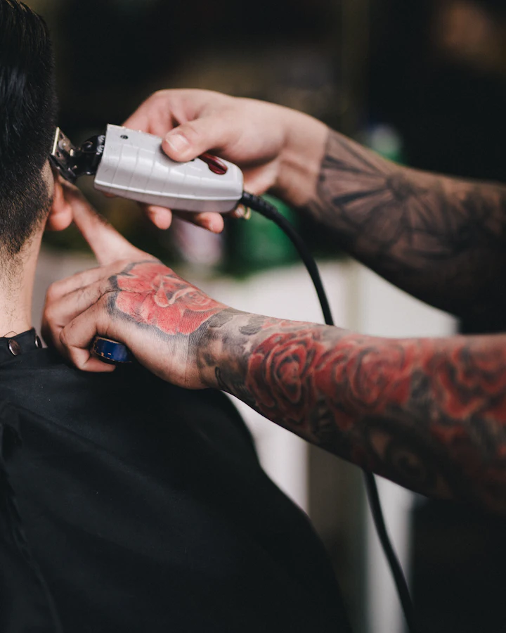 Coupe à la tondeuse chez le coiffeur