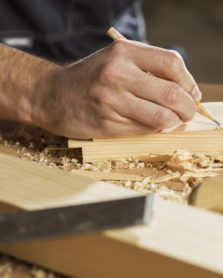 Traçage au crayon sur une pièce de bois